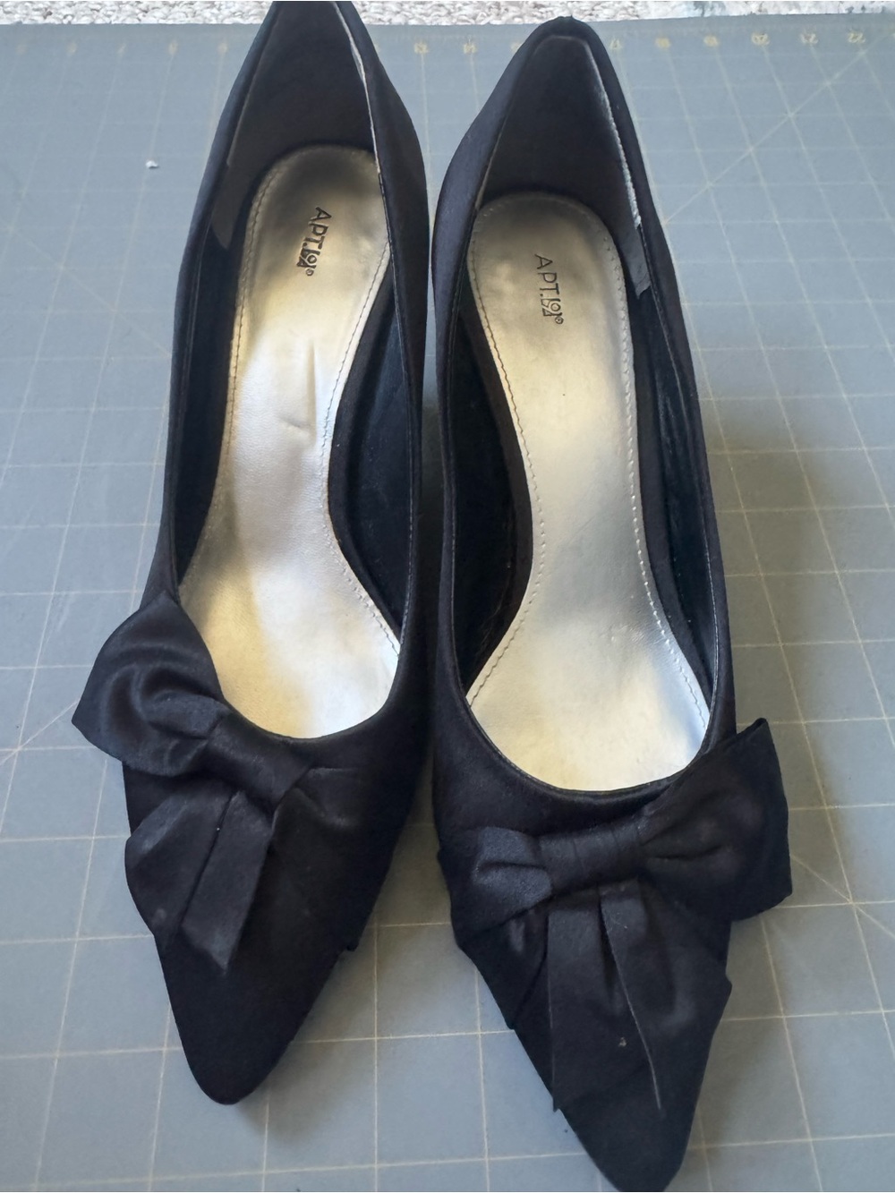 Apt. 9 Black Pointed-Toe Bow Heels Sz 8.5 worn few times Good used condition
